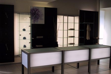 Arredamento Abbigliamento con vetrine luminose
