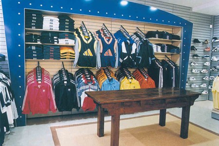 Parete attrezzata per indumenti sportivi