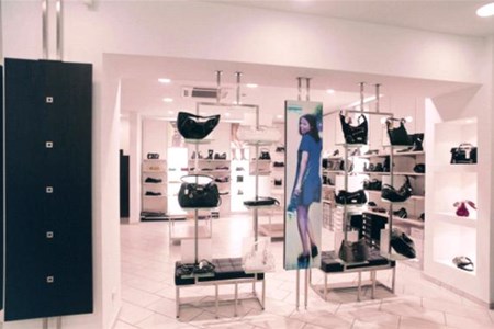 Arredamento negozio borse