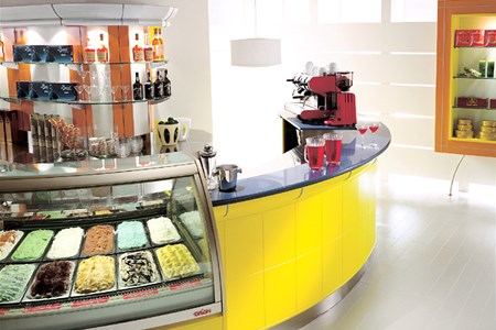 arredo gelateria con angolo bar