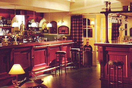 Arredamento bar pub in mogano