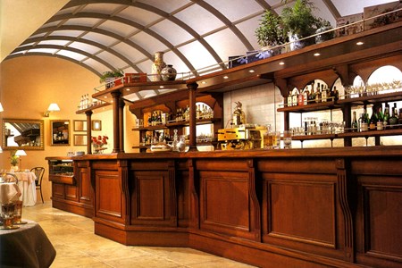 Arredamento Bar finiture in rovere