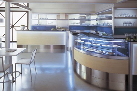 Arredamento bar legno chiaro