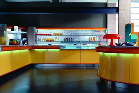 Arredamento bar laccato giallo